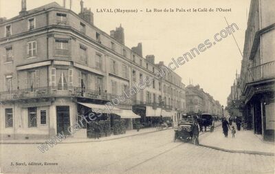 Carte postale ancienne La Rue de la Paix et le Café de l'Ouest — Laval (Mayenne)