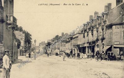 Carte postale ancienne Rue de la Gare — Laval (Mayenne)