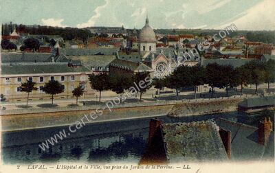 Carte postale ancienne L'Hôpital et la Ville, vue prise du Jardin de la Perrine — Laval (Mayenne)