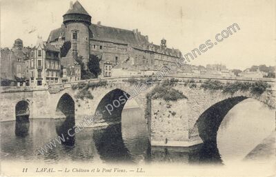 Carte postale ancienne Le Château et le Pont Vieux — Laval (Mayenne)