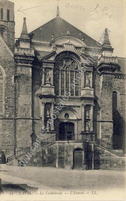 Carte postale ancienne La Cathédrale. — L'Entrée — Laval (Mayenne)