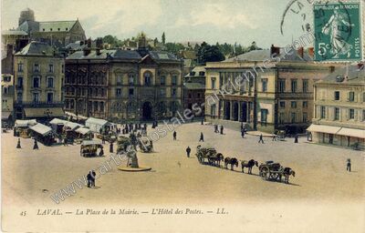 Carte postale ancienne La Place de la Mairie. — L'Hôtel des Postes — Laval (Mayenne)