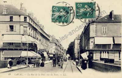 Carte postale ancienne La Rue de la Paix vue du Pont — Laval (Mayenne)