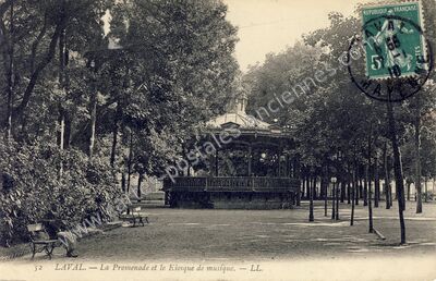 Carte postale ancienne La Promenade et le Kiosque de musique — Laval (Mayenne)