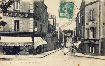Carte postale ancienne Rue de l'Hôtel de Ville — Laval (Mayenne)