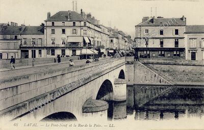 Carte postale ancienne Le Pont-Neuf et la Rue de la Paix — Laval (Mayenne)