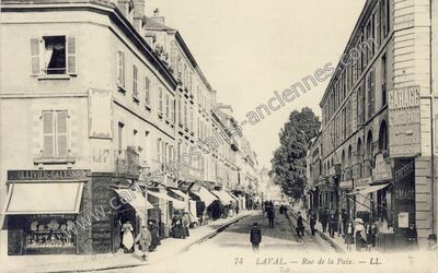 Carte postale ancienne Rue de la Paix — Laval (Mayenne)