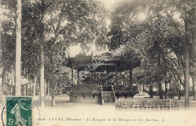Carte postale ancienne Le Kiosque de la Musique et les Jardins — Laval (Mayenne)