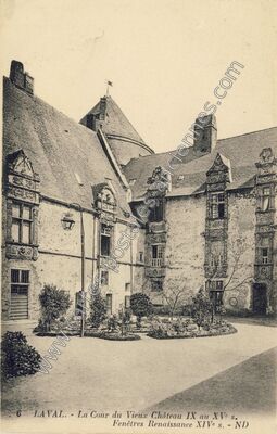 Carte postale ancienne La Cour du Vieux Château IX au XVe s. Fenêtres Renaissance XIVe s — Laval (Mayenne)