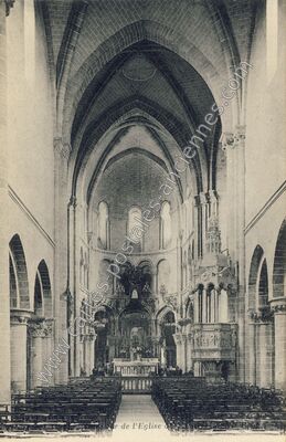 Carte postale ancienne Intérieur de l'Eglise — Laval (Mayenne)