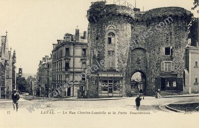 Carte postale ancienne La Rue Charles-Landelle et la Porte Beucheresse — Laval (Mayenne)