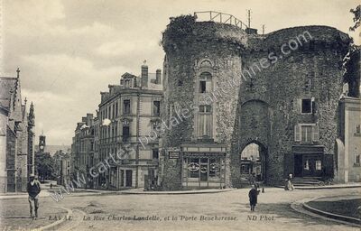 Carte postale ancienne La Rue Charles-Landelle, et la Porte Beucheresse — Laval (Mayenne)