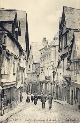 Carte postale ancienne Vieilles Maisons de la Grande-Rue — Laval (Mayenne)