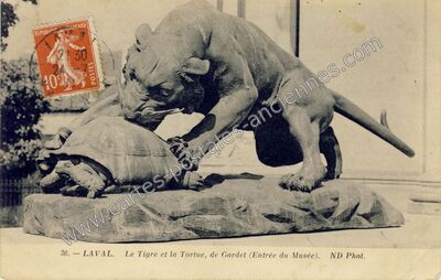 Carte postale ancienne Le Tigre et la Tortue, de Gardet (Entrée du Musée) — Laval (Mayenne)
