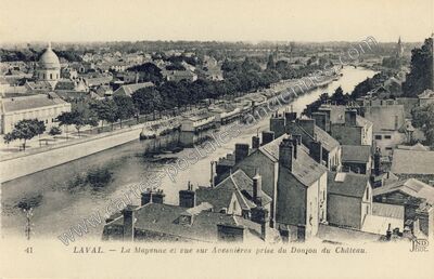 Carte postale ancienne La Mayenne et vue sur Avesnières prise du Donjon du Château — Laval (Mayenne)