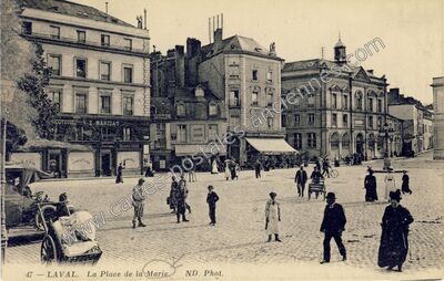 Carte postale ancienne La Place de la Marie — Laval (Mayenne)
