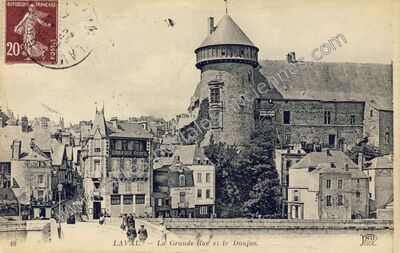 Carte postale ancienne La Grande-Rue et le Donjon — Laval (Mayenne)