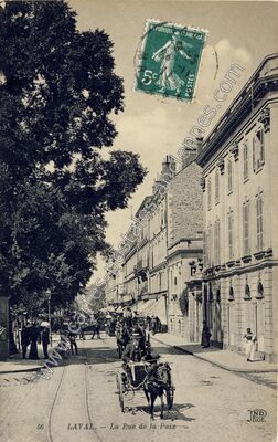 Carte postale ancienne La Rue de la Paix — Laval (Mayenne)
