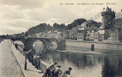 Carte postale ancienne La Mayenne et le Donjon — Laval (Mayenne)