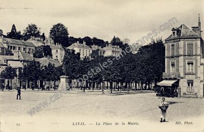 Carte postale ancienne La Place de la Mairie — Laval (Mayenne)
