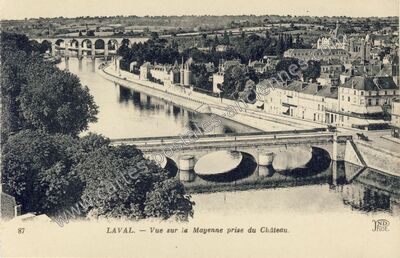 Carte postale ancienne Vue sur la Mayenne prise du Château — Laval (Mayenne)