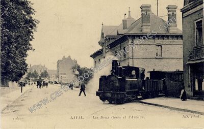 Carte postale ancienne Les Deux Gares et l'Avenue — Laval (Mayenne)