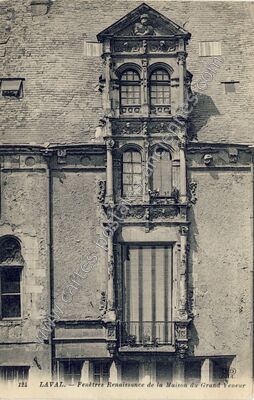 Carte postale ancienne Fenêtres Renaissance de la Maison du Grand Veneur — Laval (Mayenne)