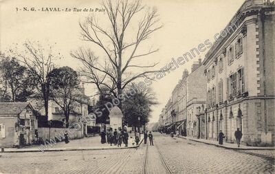 Carte postale ancienne La Rue de la Paix — Laval (Mayenne)