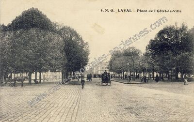 Carte postale ancienne Place de l'Hôtel-de-Ville — Laval (Mayenne)