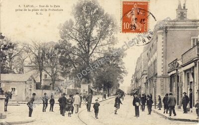 Carte postale ancienne Rue de la Paix prise de la place de la Préfecture — Laval (Mayenne)