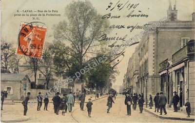 Carte postale ancienne Rue de la Paix prise de la place de la Préfecture — Laval (Mayenne)
