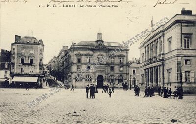 Carte postale ancienne La Place de l'Hôtel-de-Ville — Laval (Mayenne)