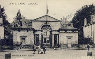 Carte postale ancienne La Préfecture — Laval (Mayenne)