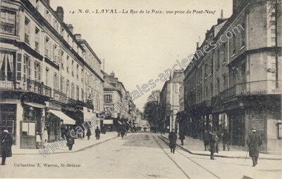 Carte postale ancienne La Rue de la Paix, vue prise du Pont-Neuf — Laval (Mayenne)