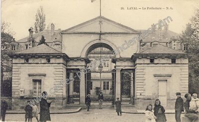 Carte postale ancienne La Préfecture — Laval (Mayenne)
