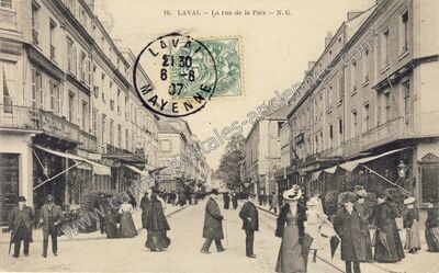 Carte postale ancienne La rue de la Paix — Laval (Mayenne)