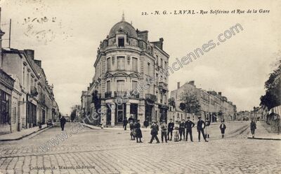 Carte postale ancienne Rue Solférino et Rue de la Gare — Laval (Mayenne)