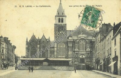 Carte postale ancienne La Cathédrale, vue prise de la République du Palais — Laval (Mayenne)