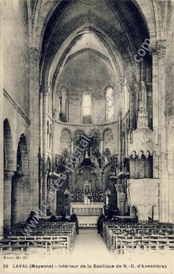Carte postale ancienne Intérieur de la Basilique de N.-D. d'Avesnières — Laval (Mayenne)