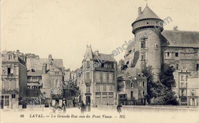 Carte postale ancienne La Grande Rue vue du Pont Vieux — Laval (Mayenne)