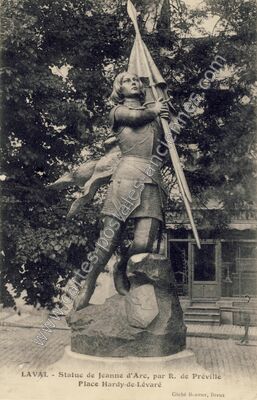 Carte postale ancienne Statue de Jeanne d'Arc, par R. de Préville — Laval (Mayenne)
