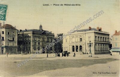 Carte postale ancienne Place de l'Hôtel-de-Ville — Laval (Mayenne)