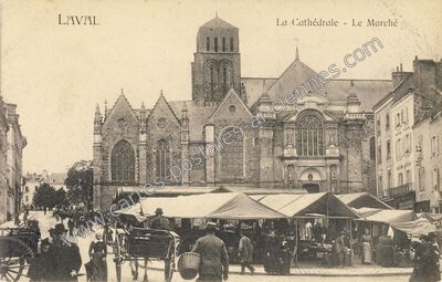 Carte postale ancienne La Cathédrale - Le Marché — Laval (Mayenne)