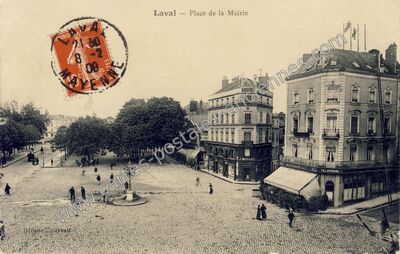 Carte postale ancienne Place de la Mairie — Laval (Mayenne)