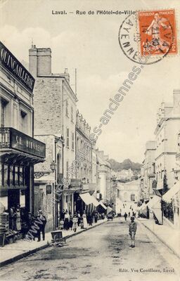 Carte postale ancienne Rue de l'Hôtel-de-Ville — Laval (Mayenne)