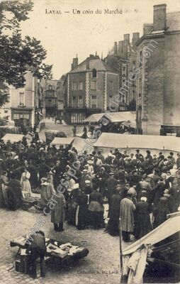 Carte postale ancienne Un coin du Marché — Laval (Mayenne)