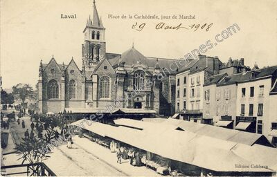 Carte postale ancienne Place de la Cathédrale, jour de Marché — Laval (Mayenne)