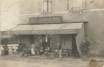 Carte postale ancienne Café du Chemin de Fer — Laval (Mayenne)