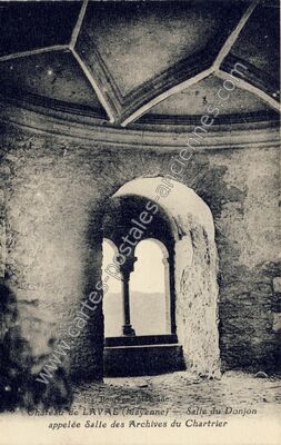 Carte postale ancienne Château de Laval – Salle du Donjon appelée Salle des Archives du Chartrier — Laval (Mayenne)