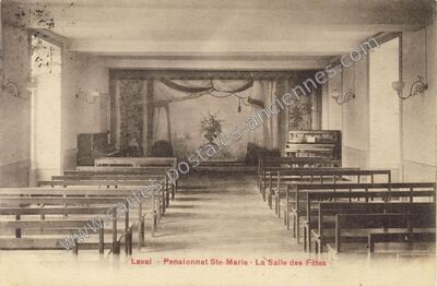 Carte postale ancienne Pensionnat Ste-Marie - La Salle des Fêtes — Laval (Mayenne)